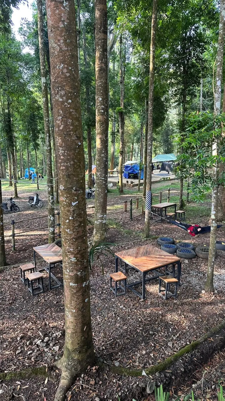 Area food and coffee Youlien di tengah hutan